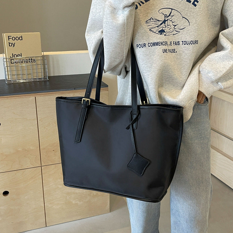 Black New Large Capacity Tote Bag Simple, Versatile Handbag for Casual Outings, Lightweight and Stylish