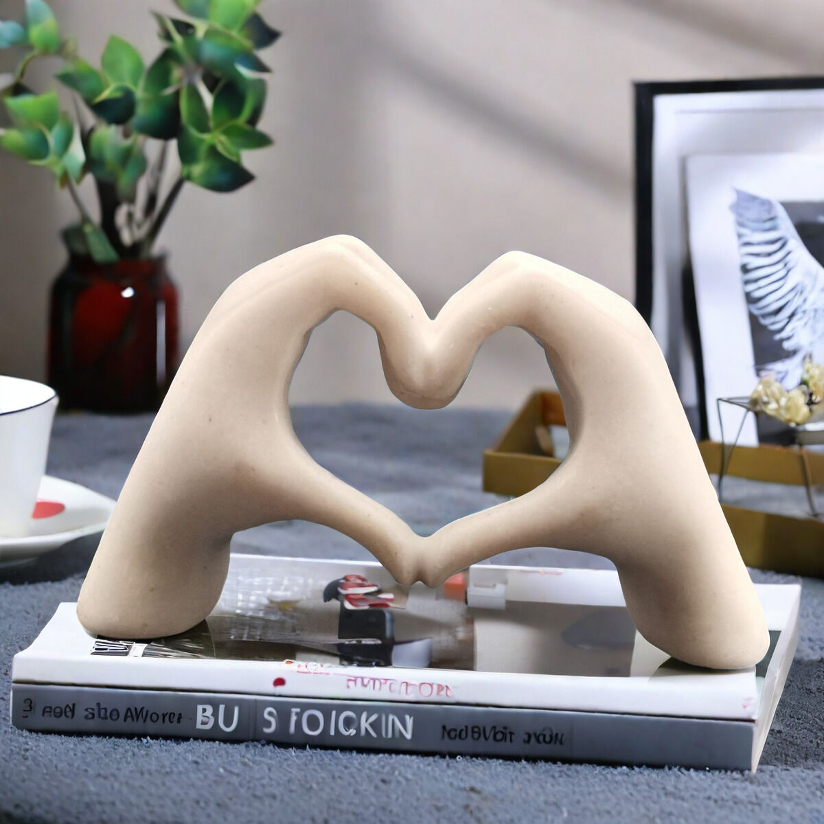 WHITE Elegant Heart-shaped Sculpture: Pure lines capture love, accompanying you in writing tender everyday moments.