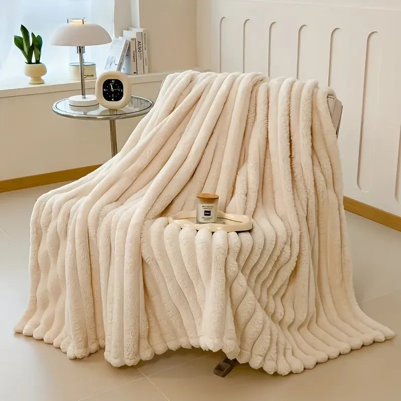 Luxurious faux rabbit fur blanket (150*200cm / white color) - feels like stroking a cat, with a pure color and simple style - soft, warm, comfortable, suitable for sofas, beds, offices and travels - multi-functional