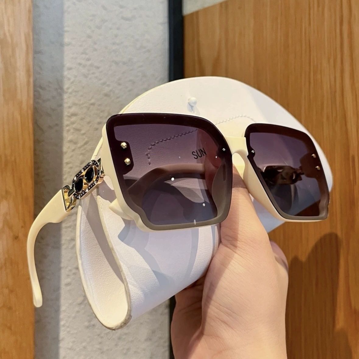 UV400 protective sunglasses can protect against ultraviolet rays and easily control various wearing styles. Cross-border explosions are discounted in a limited time!