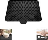 Silicone dish draining mat with integrated rim, heat-resistant, eco-friendly, waterproof, and non-slip. Ideal for dishes, bars, washing up, or any other use. Dimensions: 58 x 43 cm. Color: Black.