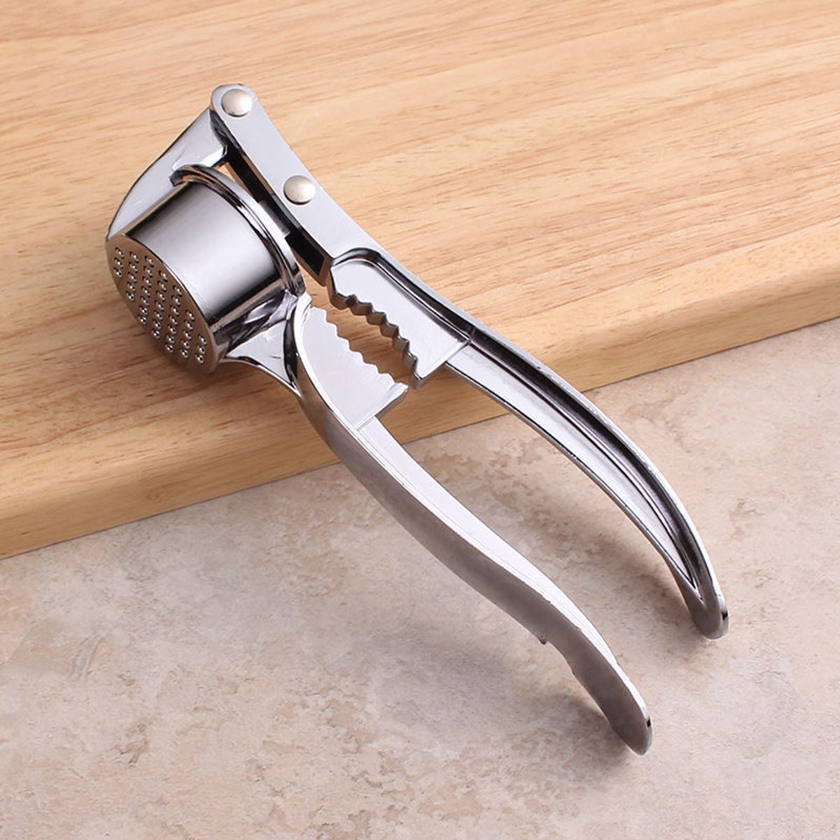 Stainless steel garlic press - Heavy-duty manual garlic press - With ergonomic handle - Easy-to-clean kitchen tool - Can be used to make garlic and ginger paste - Dishwasher safe