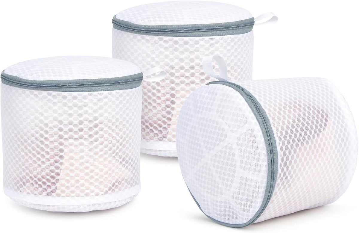 Set of 3 mesh laundry bags - Suitable for washing delicate garments - Mesh laundry bags for bras with hanging loops - Dimensions: 15 x 18 cm - Special laundry bags for lingerie
