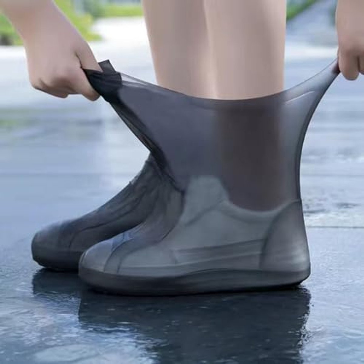 Overshoes - 1 Pair - Waterproof Silicone Overshoes - Reusable, Non-slip, Suitable for Outdoor Activities (Black - Size M)