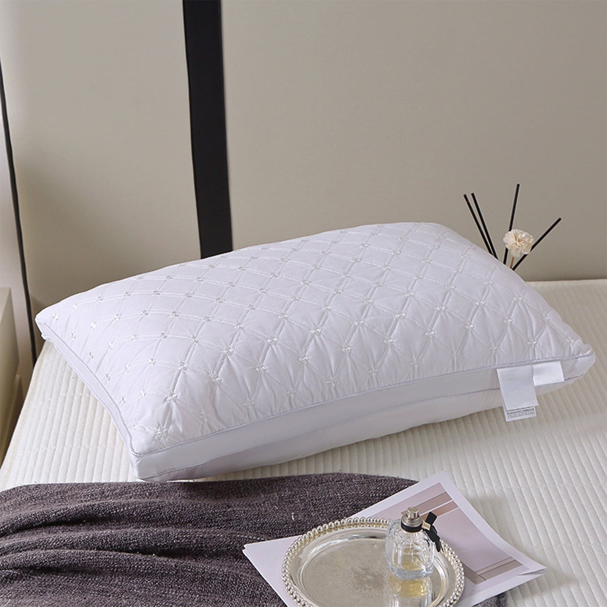 Pillows for Sleeping (1-Pack), Luxury Hotel Pillows Queen Size, Bed Pillows for Side and Back Sleeper, Hotel Luxury Pillow, Supportive Breathable Down Alternative Gusseted Pillow White