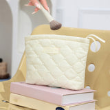 Floral Makeup Bag, Quilted Makeup Bag, Zipper Pouch, Purse Travel Make Up Organizer for Women Cosmetic, Portable Cosmetic Bag, Large Capacity Pencil Case, for Travel, Camping Beige