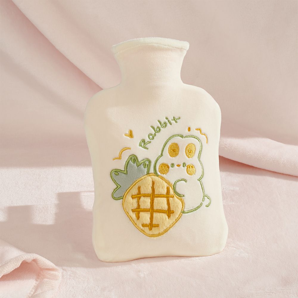 1 PC 1000ML Fillable Hot Water Bottle, removable fleece cover, no shedding. High-quality odorless PVC inner bladder, inner color random.（Beige pineapple rabbit）