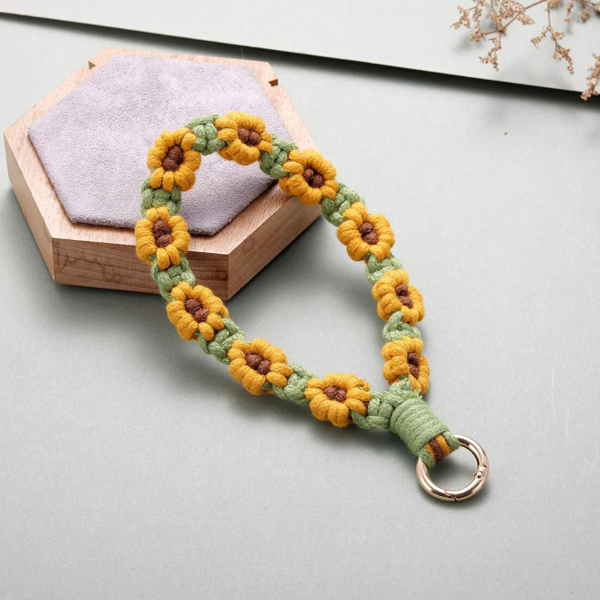Kvekstio Macrame Keychain Wristlet Keychain, Weavea Floral Keyring Holder Bracelet Cute Lanyard Key Chain for Women