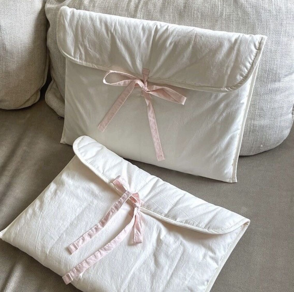 1PC Ballet Pink Bow Quilted Laptop & Tablet Sleeve – Fits 13–14 inch – White
