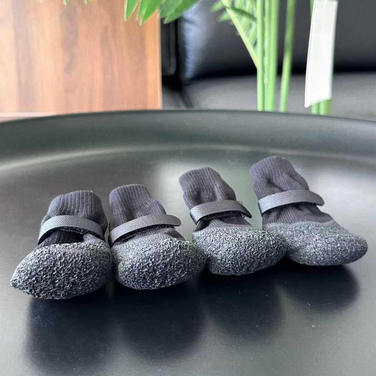 Dog Shoes Waterproof Non Slip PVC Breathable Black wrinkled shoes L large size comes with 4 straps【 4-8kg 】