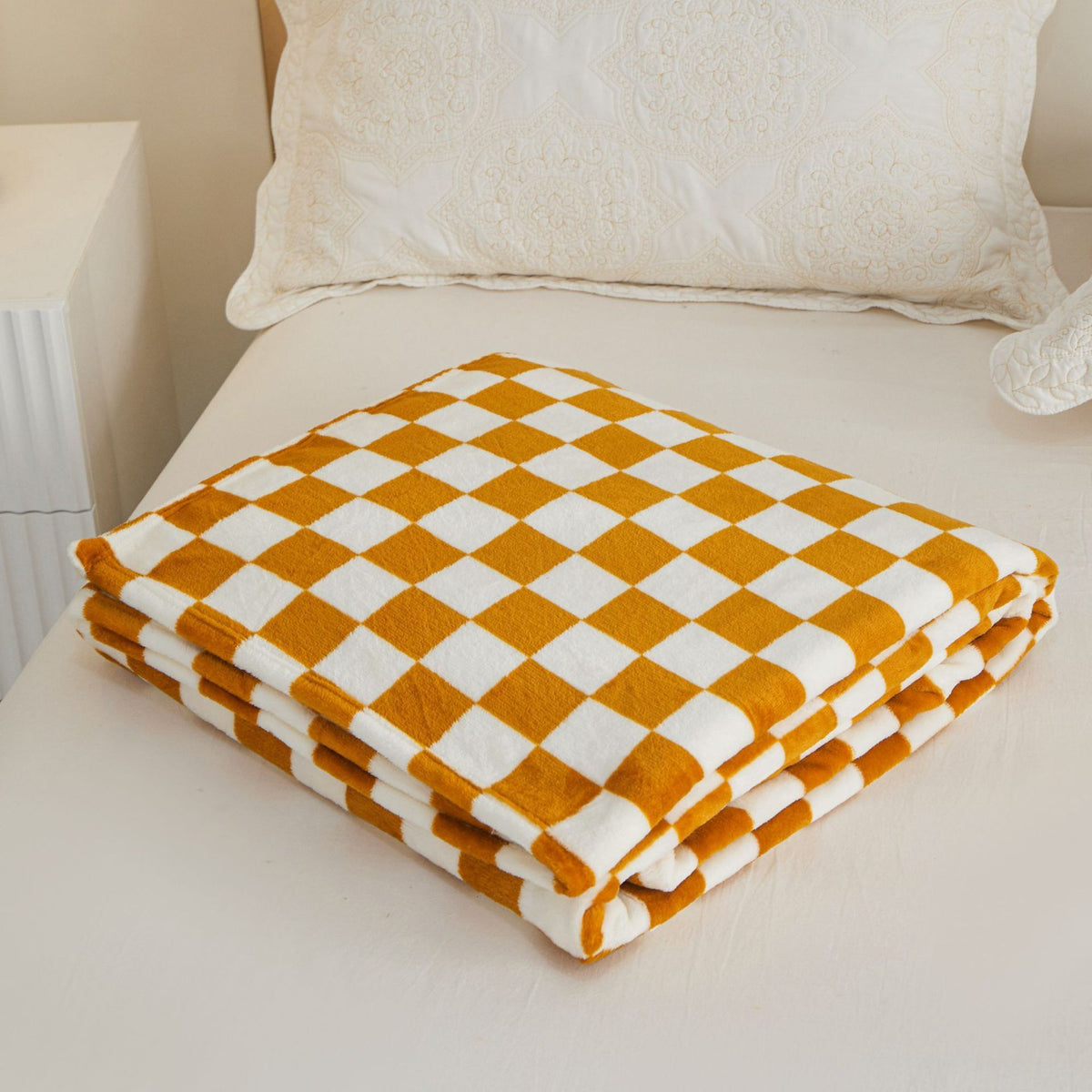Yellow and white checkered pattern Double-Sided Plaid Fleece Blanket – 100×150cm Machine Washable, No-Shedding Flannel Throw for Office, Air Conditioning & Nap Use