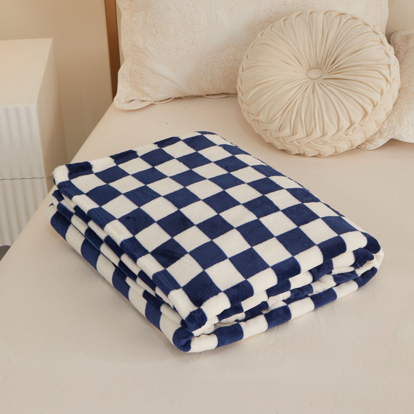 Blue and white checkered pattern Double-Sided Fleece Blanket – 150×200cm Machine Washable, No-Shedding Flannel Throw for Bed, Sofa & Air Conditioning Use